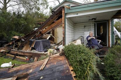 Chris Johnson ve la destrucción en su casa el jueves 27 de agosto de 2020, en Lake Charles, Luisiana, después de que el huracán Laura atravesara el estado.