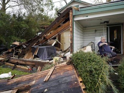 Chris Johnson ve la destrucción en su casa el jueves 27 de agosto de 2020, en Lake Charles, Luisiana, después de que el huracán Laura atravesara el estado.
