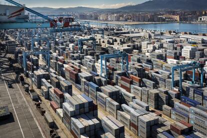 Una vista del puerto de Algeciras. Es el primer puerto del Mediterráneo en tráfico de mercancías, casi cinco millones de contenedores pasan al año por sus muelles.