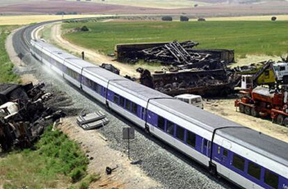 Un tren Talgo de la línea Cartagena-Madrid, ayer, a su paso por el lugar del siniestro del martes.