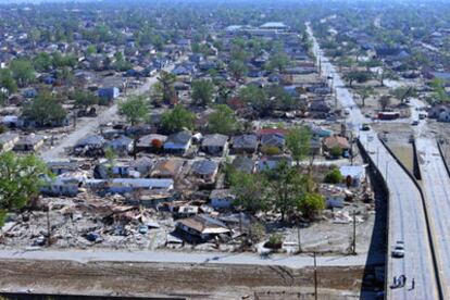 Vista aérea tomada ayer del distrito de Ninth Ward de Nueva Orleans, abandonado tras las inundaciones causadas por el Katrina.