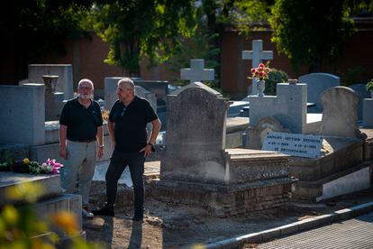 Javier Bandrés y Javier Jara, en el cementerio civil.