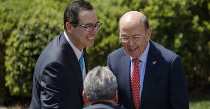 De izquierda a derecha, el secretario del Tesoro de EE UU, Steve Mnuchin, y el secretario de Comercio, Wilbur Ross.