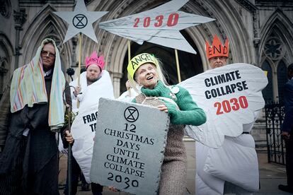 Vivienne Westwood y Joe Corre protestan en contra el ‘fracking’ en Londres.