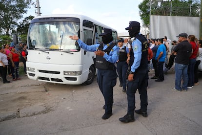 Policías vigilan la salida de un camión que traslada presas que presuntamente participaron en el motín, este 20 de junio. Medios locales han informado que la matanza se ha producido por un enfrentamiento entre reclusas que pertenecen a las pandillas Mara Salvatrucha MS-13 y la Pandilla 18. 