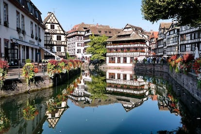 Reflejos de la casas con entramado de madera en la plaza Benjamin Zix, en el barrio de La Petite France de Estrasburgo.