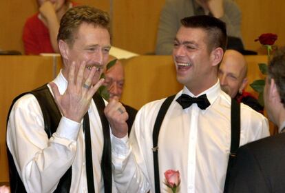 Frank Witterbrood (izquierda) y Peter Wittebrood-Lemke muestran sus anillos tras contraer matrimonio en el Ayuntamiento de Amsterdam (Holanda), ante el alcalde Job Cohen. Ese día se celebraron varias bodas de parejas homosexuales. La legislación holandesa reconoció plenos derechos a estas parejas en 2001.