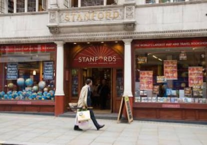 Stanford Bookshop, donde cada piso está repleto de mapas, guías de viaje y antiguos atlas.