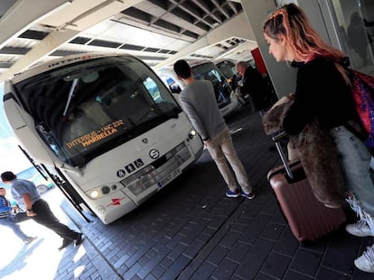 Algunas personas con equipaje en la estación sur de autobuses de Madrid. 