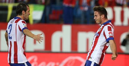 Sa&uacute;l &Ntilde;&iacute;guez (d), autor del segundo gol del Atl&eacute;tico, espera el abrazo de God&iacute;n (i).