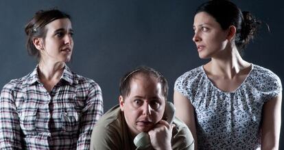 De izquierda a derecha, Fernanda Orazi ,Tomás Pozzi y Bárbara Lennie, intérpretes de 'Las criadas'.