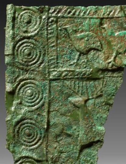 Lámina de bronce con repujados de animales.