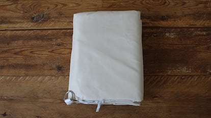 Toldo vela doblado sobre una mesa.