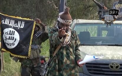 Captura de vídeo de 2014 donde aparece Abubakar Shekau junto a otros miembros de Boko Haram.
