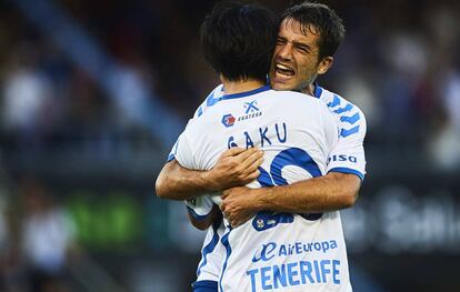Aitor celebra con Gaku su gol al Cádiz.