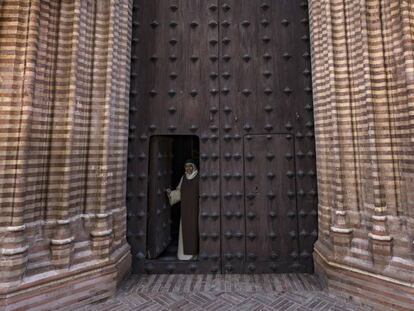 La madre superiora del convento Santa Paula en Sevilla abre la puerta de la iglesia.