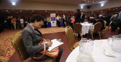 Una mujer rellena una solicitud de empleo en una feria de trabajo en Nueva York (EE UU).