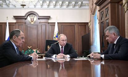 Vladímir Putin (centro) durante una reunión con el ministro de Exteriores, Serguéi Lavrov (izquierda), y Defensa, Serguéi Shoigo, este sábado en Moscú.