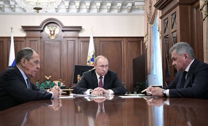 Vladímir Putin (centro) durante una reunión con el ministro de Exteriores, Serguéi Lavrov (izquierda), y Defensa, Serguéi Shoigo, este sábado en Moscú.