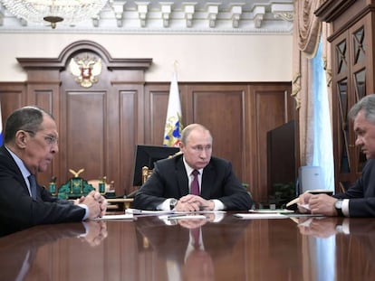 Vladímir Putin (centro) durante una reunión con el ministro de Exteriores, Serguéi Lavrov (izquierda), y Defensa, Serguéi Shoigo, este sábado en Moscú.