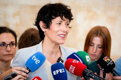La ministra de Inclusión, Seguridad Social y Migraciones, Elma Saiz, atiende a los medios tras su reunión con los líderes de UGT y CC OO.