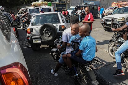 Niños yendo al colegio en motocicleta en Puerto Príncipe, la capital de Haití.