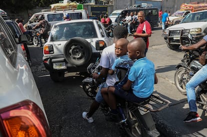 Niños yendo al colegio en motocicleta en Puerto Príncipe, la capital de Haití. 