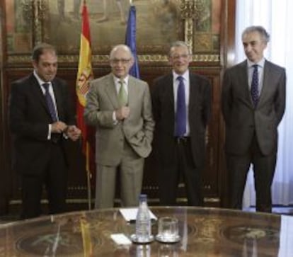 El ministro de Hacienda y Administraciones Públicas, Cristóbal Montoro (2i), durante la reunión que ha mantenido hoy con el presidente de la Asociación de Trabajadores Autonómos (ATA), Lorenzo Amor (i), y el secretario general de la Unión de Profesionales y Trabajadores Autónomos (UPTA), Sebastián Reyna (2d), acompañado del secretario de Estado de Economía, Miguel Ferré (d).