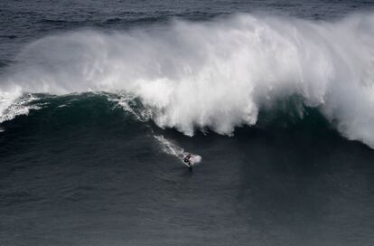 En algunas ocasiones el Tow-in surf ha creado asperezas entre los surfistas. El uso de motos de agua y helicópteros son métodos muy ruidosos y contaminantes.