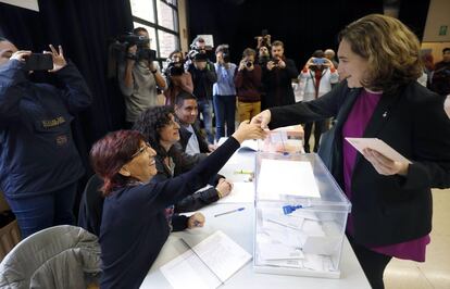 La alcaldesa de Barcelona, Ada Colau, vota en el centro cívico La Sedeta de Barcelona.