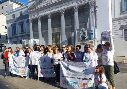 Las pacientes, este jueves, en el Congreso de los Diputados.