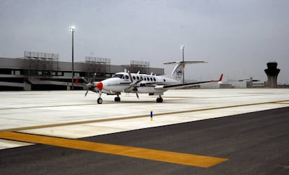 Una aeronave de verificación en vuelo, en 2012, en el aeropuerto de Corvera en Murcia.