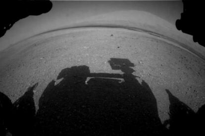 La sombra del 'Curiosity' sobre el suelo marciano.