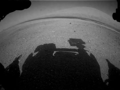 La sombra del 'Curiosity' sobre el suelo marciano.