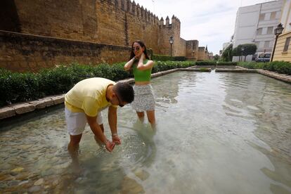 Unos jóvenes se refrescan en una fuente en los alrededores de la Judería de Córdoba, el martes cuando los termómetros superaron los 42 grados en puntos de Andalucía como Córdoba y Sevilla y continúan en ascenso.
