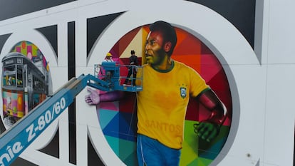 Un grafiti de Pelé, pintado por el artista brasileño Kobra en Santos en homenaje a los 80 años del rey del fútbol.