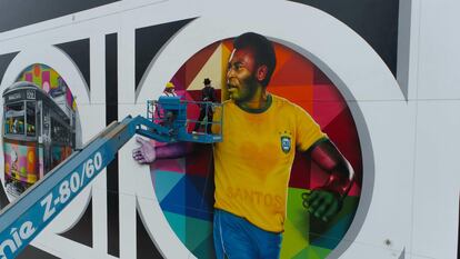 O artista brasileiro Kobra prepara mural em Santos para homenagear os 80 anos do Rei do Futebol.