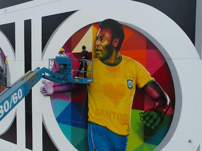 Un grafiti de Pelé, pintado por el artista brasileño Kobra en Santos en homenaje a los 80 años del rey del fútbol.