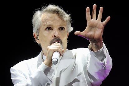 Il musicista e cantante Miguel Bosé durante il suo concerto di questo sabato.