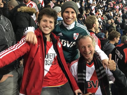 Alan Schvartzman (izquierda) con su padre Raúl y su hermano Kevin en la final de la Copa Libertadores entre River y Boca en el Santiago Bernabéu.