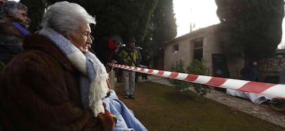 Ascensión Mendieta watches the exhumation work at the Guadalajara cemetery.