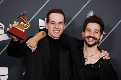 Edgar Barrera con el cantante Camilo en la gala de los Grammy Latinos celebrada en noviembre de 2021 en Las Vegas.