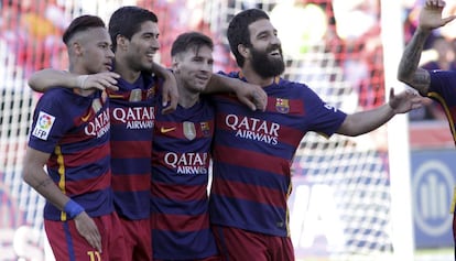 Neymar, Su&aacute;rez, Messi y Arda, celebran un gol en Granada.