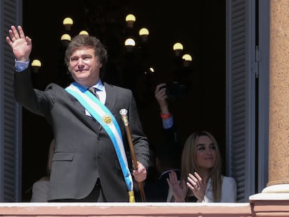 El presidente electo de Argentina, Javier Milei, en el balcón de la Casa Rosada, sede de la presidencia de Argentina.