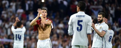 Los jugadores del Madrid saludan a su afición tras ganar al Sevilla.