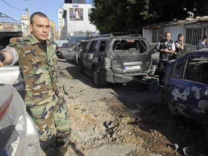Soldados libaneses en el lugar en el que impact&oacute; uno de los cohetes, en Beirut.