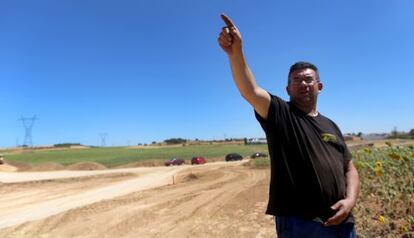  El alcalde de Villar de Ca&ntilde;as, Jos&eacute; Mar&iacute;a Saiz, en las obras de acondicionamiento del  almacen nuclear.