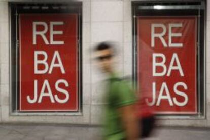 Carteles que anuncian rebajas en un establecimiento. 