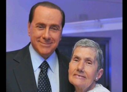 Berlusconi y la abuela de Noemi. Muchos internautas han señalado que algunas de las fotos de la fiesta parecen trucadas.