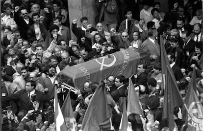 Cortejo fúnebre con los restos mortales de Dolores Ibárruri en la sede del PCE, en Madrid, en noviembre de 1989.